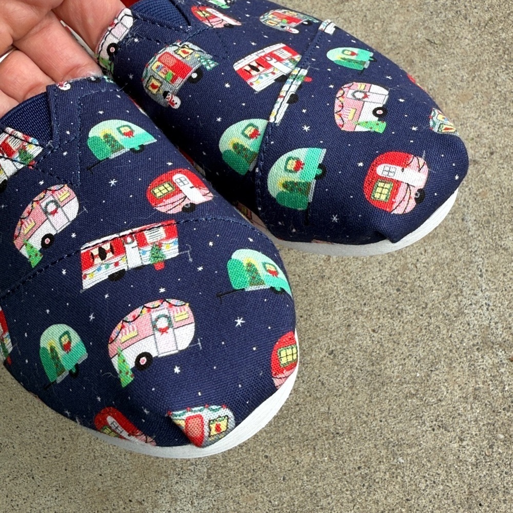 TOMS Faux Fur Lined Alpargata in Holiday Camper Print NWT Size 8
